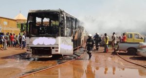 Burkina: un car de transport de 55 places prend feu dans un garage à Ouahigouya