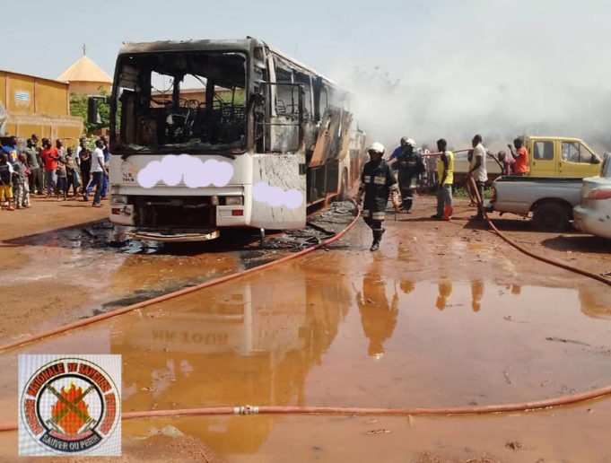 Burkina: un car de transport de 55 places prend feu dans un garage à Ouahigouya