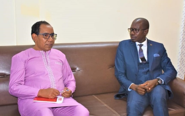 Le DG du FAPP, Ag Ibrahim, échangeant avec le présidentv du CSC, Abdoulazize Bamogo