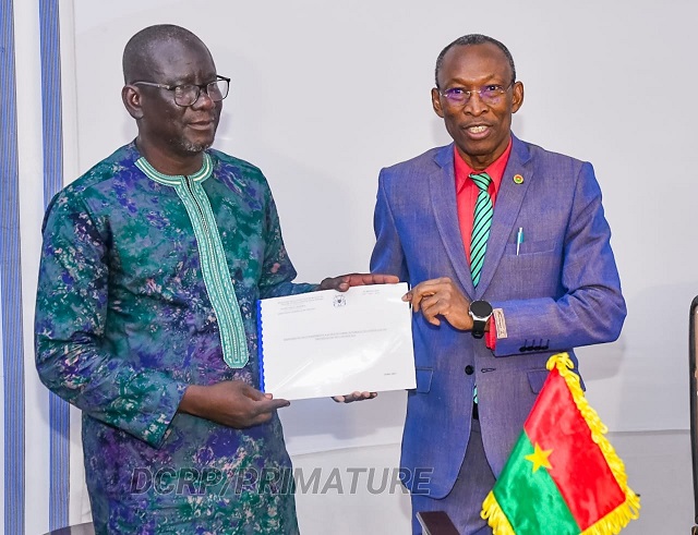 Le Premier ministre burkinabè donnant le document contenant les réponses du gouvernement au porte-parole de syndicats