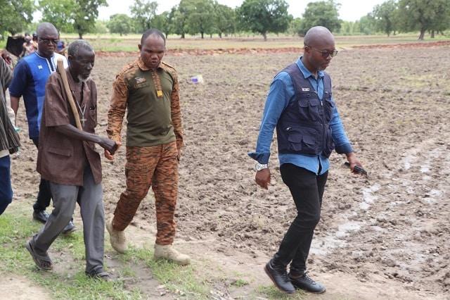Le ministre Ismaël Sombié saluant un cultivateur pour son engagement