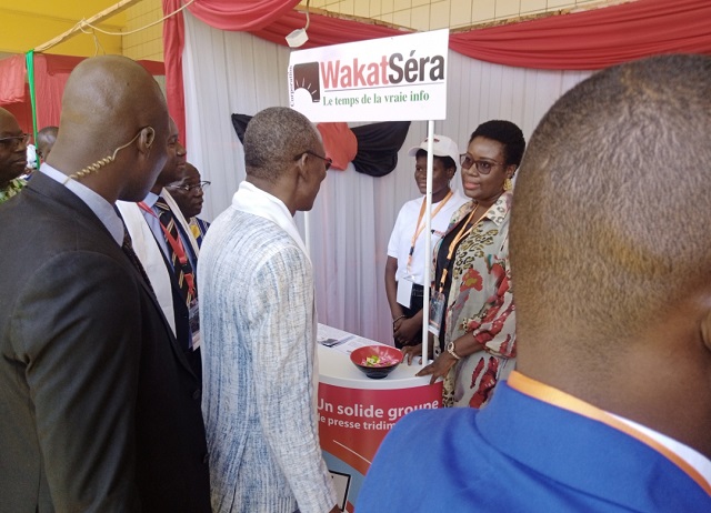 Le premier ministre burkinabè au stand de Wakat Séra lors de la REPAB 2023