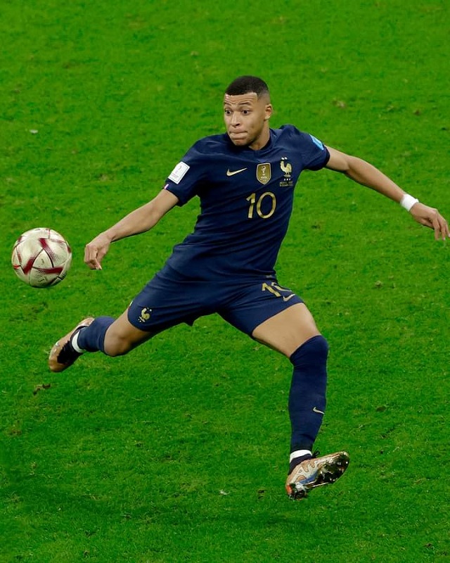 Reprise-de-volee-victorieuse-de-Kylian-Mbappe-contre-lArgentine-en-finale-du-mondial-2022
