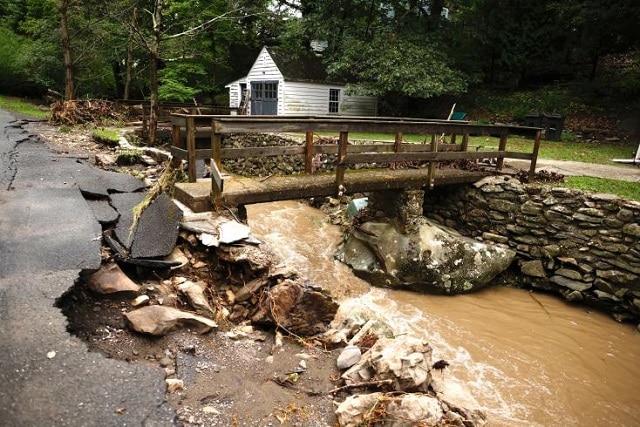 Une route dévastée par les eaux (Ph. AFP)