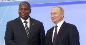 Centrafrique: des bras de la France pour tomber dans les serres russes