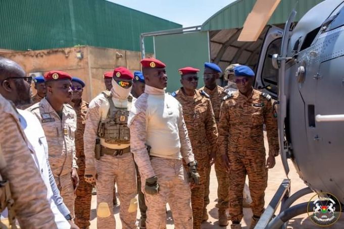 Reconquête du territoire: le président Traoré à l’écoute du personnel de l’Armée de l’air
