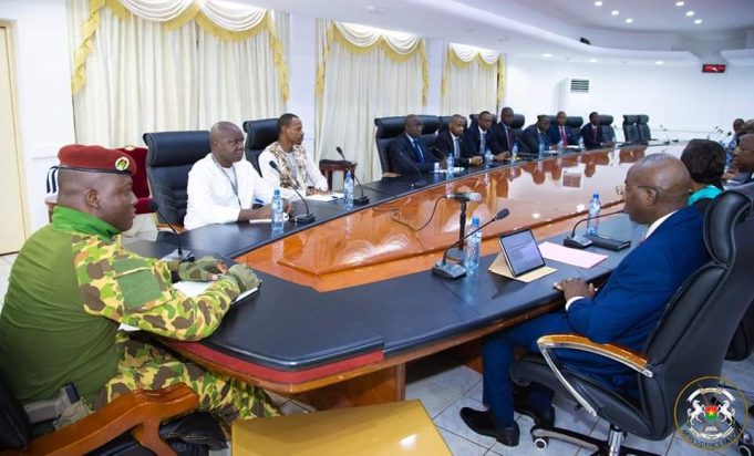 Burkina: les banques et établissements financiers réitèrent leur soutien au capitaine Traoré