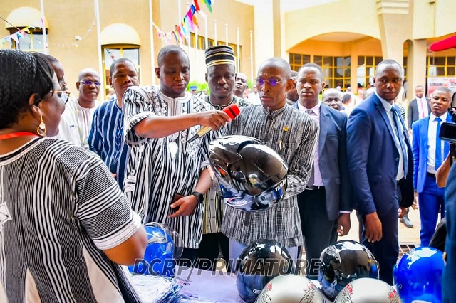 Le Premier ministre tenant un casque