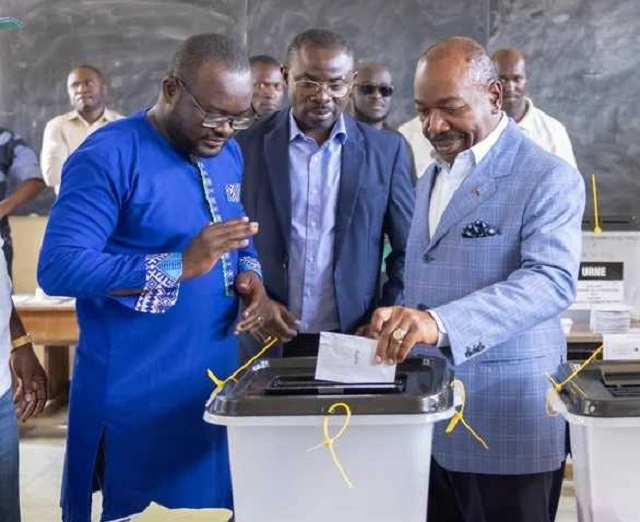 Le président Ali Bongo votant ce samedi pour un 3e mandat