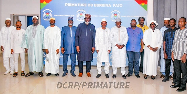 Photo de famille prise à l'issue de la rencontre la FAIB et le Premier ministre Kyélem de Tambèla