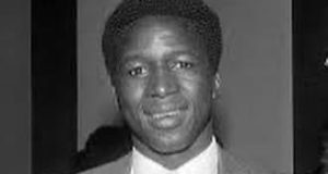 Salif Keïta: le magicien et 1er ballon d’or africain a définitivement raccroché les crampons