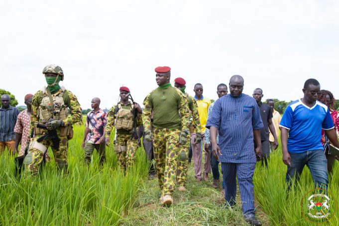 Burkina: le Chef de l’Etat encourage les producteurs rizicoles de Koho Yabiro