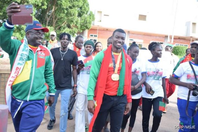 Burkina: retour triomphal pour le champion du monde Hugues Fabrice Zango
