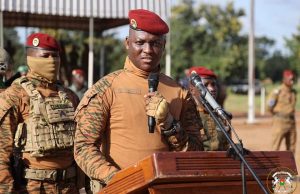 Burkina: le Capitaine Ibrahim Traoré encourage les unités au Camp Ouezzin-Coulibaly