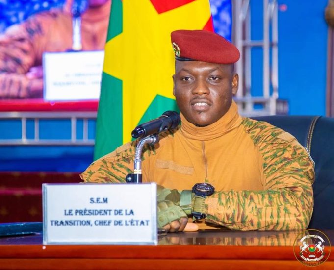 Burkina: échanges entre le président Traoré et les commerçants