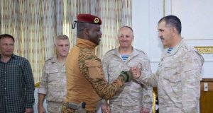 Burkina: échange entre le capitaine Traoré et des militaires russes
