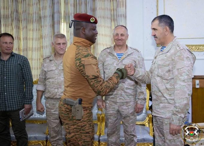 Burkina: échange entre le capitaine Traoré et des militaires russes