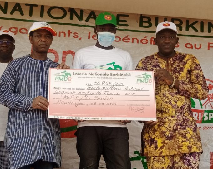Burkina: un maçon gagne plus de 30 millions FCFA au PMU’B avec 300F