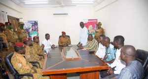 Entrepreneuriat communautaire: le capitaine Traoré encourage le personnel de l’APEC