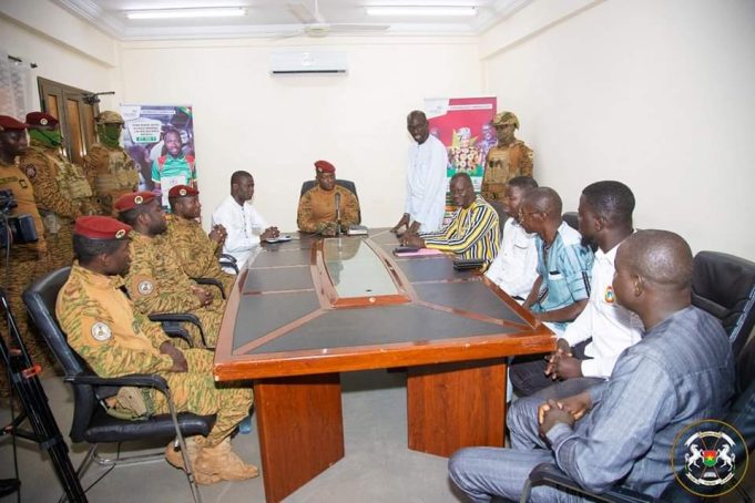 Entrepreneuriat communautaire: le capitaine Traoré encourage le personnel de l’APEC