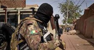 Mali: l’armée se démarque d’une « vidéo d’une rare atrocité assimilable à du cannibalisme » qui circule sur la toile