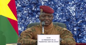 VIDEO-Burkina: ce que le capitaine Ibrahim Traoré a dit aux commerçants