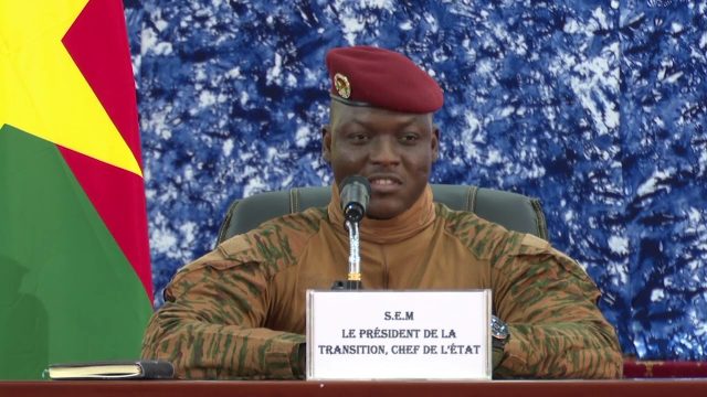 VIDEO-Burkina: ce que le capitaine Ibrahim Traoré a dit aux commerçants