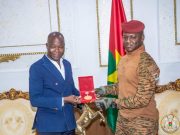 Architecture: Francis KERE présente ses médailles au capitaine Ibrahim Traoré