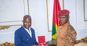 Architecture: Francis KERE présente ses médailles au capitaine Ibrahim Traoré