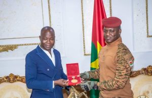 Architecture: Francis KERE présente ses médailles au capitaine Ibrahim Traoré