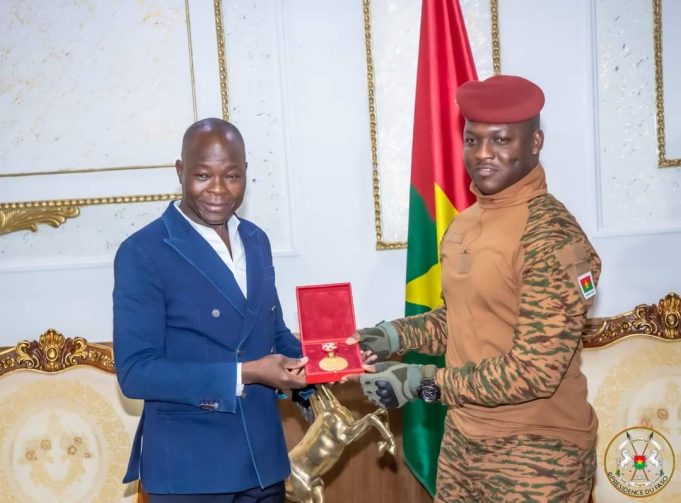 Architecture: Francis KERE présente ses médailles au capitaine Ibrahim Traoré