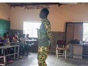 Burkina/Boucle du Mouhoun: des gendarmes dispensent des cours dans une école primaire