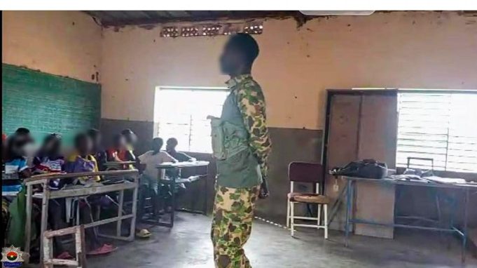 Burkina/Boucle du Mouhoun: des gendarmes dispensent des cours dans une école primaire