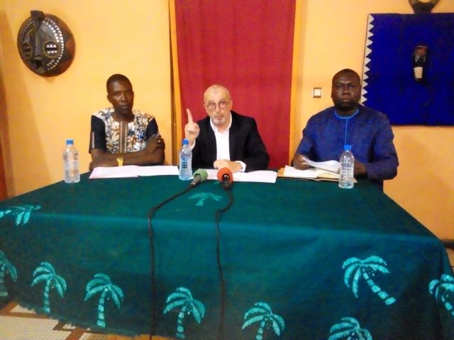 Les responsables de l'Organisation des Peuples Unis (OPU) animant la conférence de presse à Ouagadougou