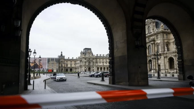 Crainte d’attentats en France, le musée du Louve et le château de Versailles fermés