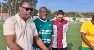 La star camerounaise Patrick Mboma rend visite aux Etalons cadets au Maroc