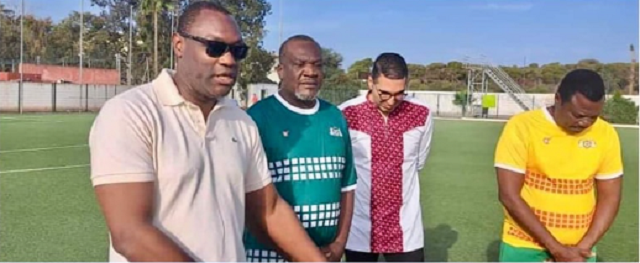 Patrick Mboma (à gauche) donnant des conseils aux U17 burkinabè au Maroc (Moussavou Billa)(1)