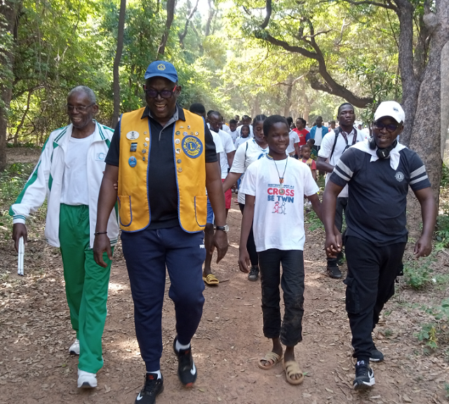 Une marche en tandem dans la bonne ambiance avec les personnes malvoyantes au parc Bangr Weoogo