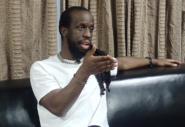 Youssoupha à Ouagadougou le 21 octobre 2023 échangeant avec les journalistes