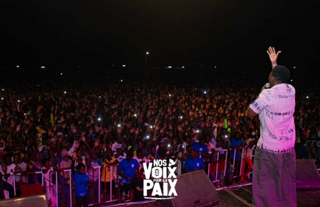 Alif Naaba face aux spectateurs au terrain Amphi 500 de l'Université Norbert Zongo, noire de monde