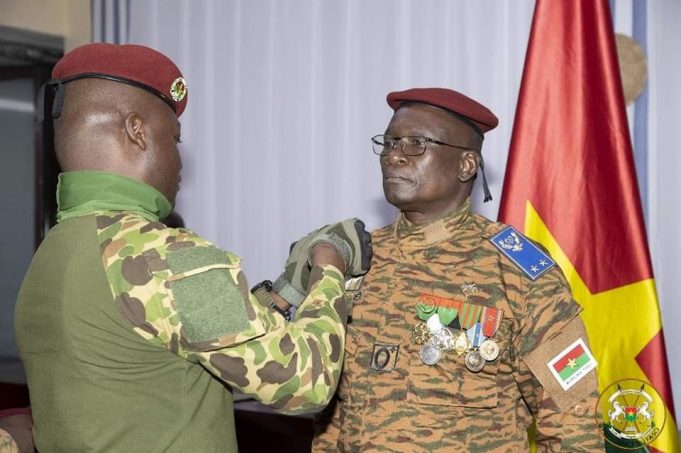 Burkina: le CEMGA reçoit ses attributs de Général de Brigade