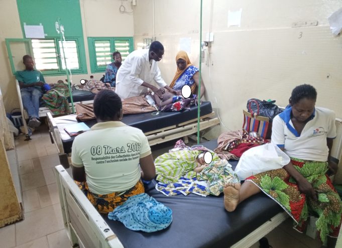 Burkina: ces enfants se battant contre la dengue dans leurs lits d’hôpital