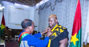 Burkina: Iron Biby fait Officier de l’Ordre de l’Étalon