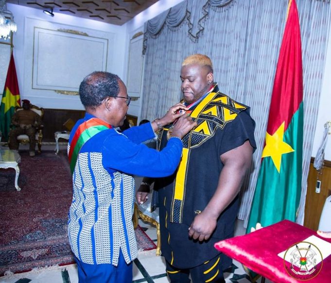 Burkina: Iron Biby fait Officier de l’Ordre de l’Étalon