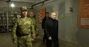 Guerre en Ukraine: Vladimir Poutine s’invite sur le terrain