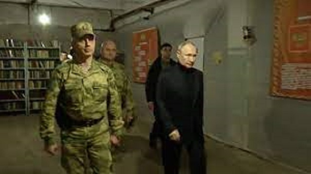 Le président russe, Vladimir Poutine (en noir) en visite au sud de l'Ukraine