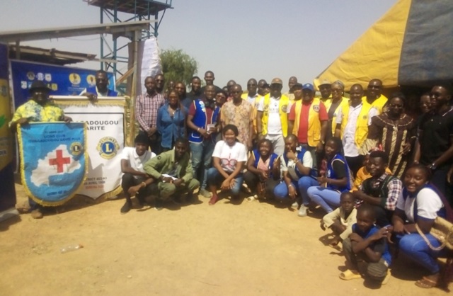 Photo de famille lors de la sensibilisation à Gampéla
