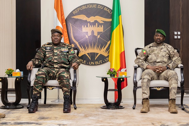 De la gauche vers la droite, les présidents nigérien et malien