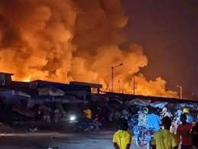 Des flammes sur un marché à Lomé