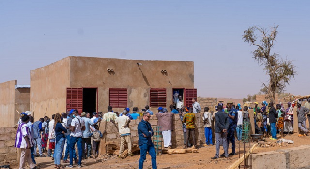 La délégation de l'Union européenne visite un site de PDI et populations hôtes à Kaya